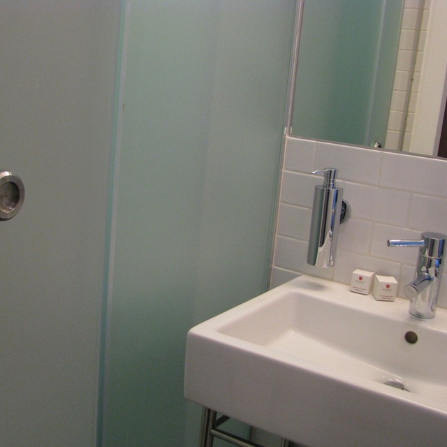 Устройство стационарных и откатных перегородок в ванных комнатах отеля