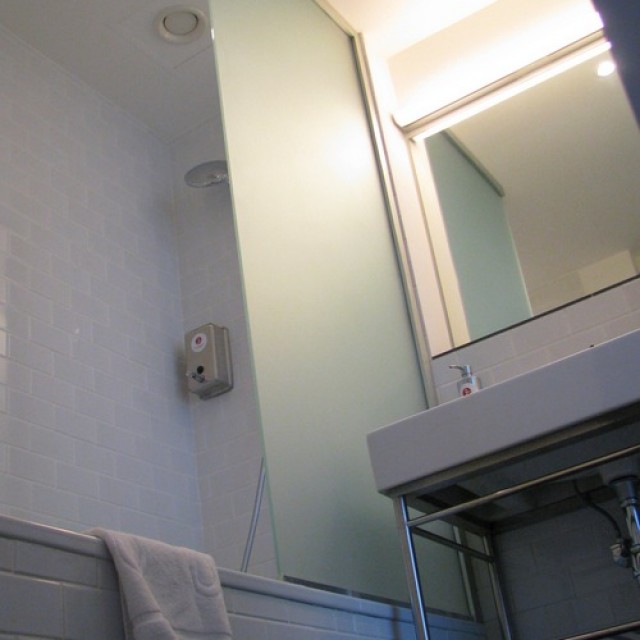 Устройство стационарных и откатных перегородок в ванных комнатах отеля