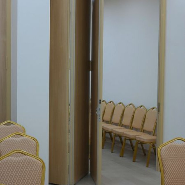 Звукоизоляционная раздвижная перегородка в конференц зале компании